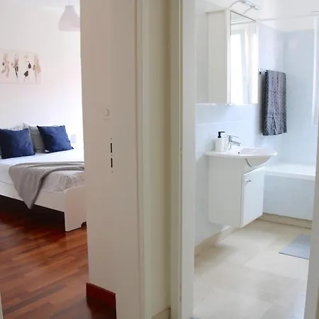 Cozy With Free Parking & Close To