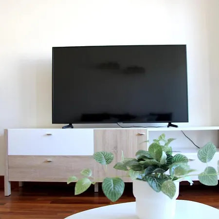 Cozy With Free Parking & Close To Appartement Lugano