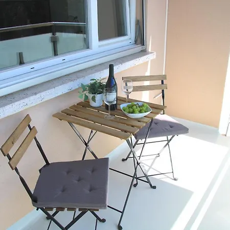 Cozy With Free Parking & Close To Апартаменти *