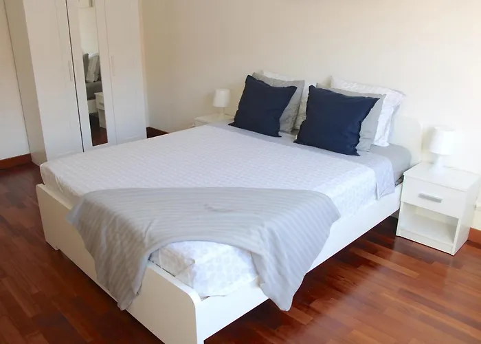 Cozy With Free Parking & Close To Apartment