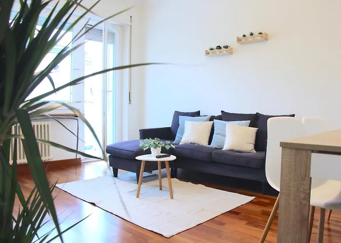 Cozy With Free Parking & Close To Apartment *