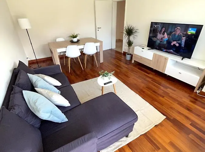 Cozy With Free Parking & Close To Apartment *