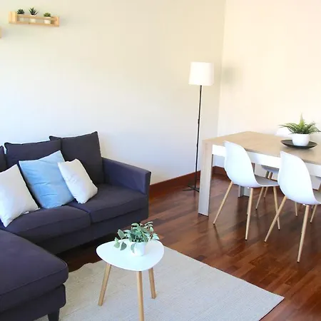 Appartement Cozy With Free Parking & Close To