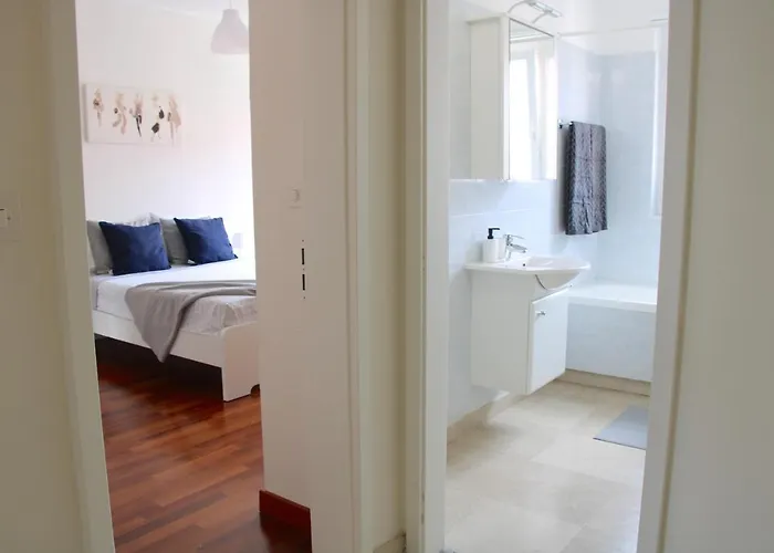 Cozy With Free Parking & Close To