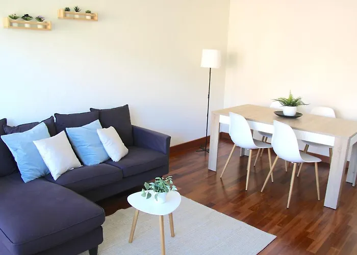 Appartement Cozy With Free Parking & Close To